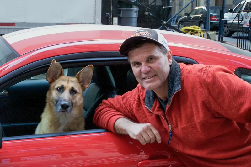 Abbey et son dresseur Steve Berens lors du tournage du film