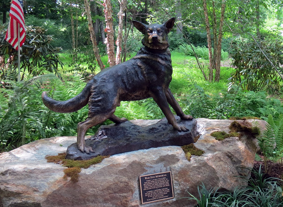 Statue de Chips, chien de guerre