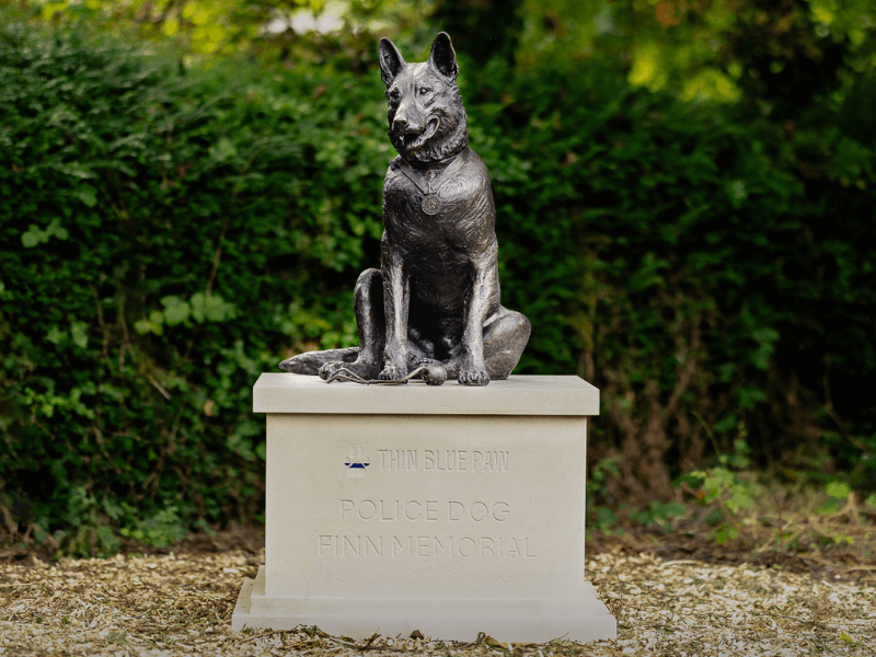 Un hommage de bronze pour Finn, chien policier héros
