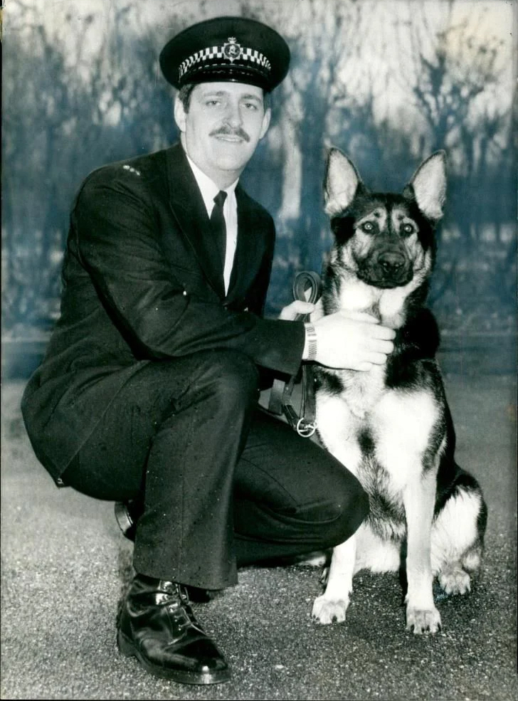 À la mémoire du chien de la Police britannique, Queenie, tombée en service le 17 décembre 1983.