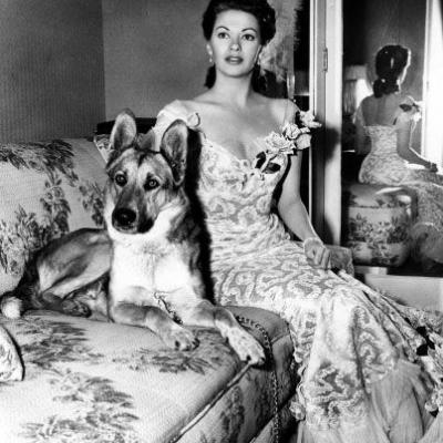 Yvonne Decarlo Berger Allemand