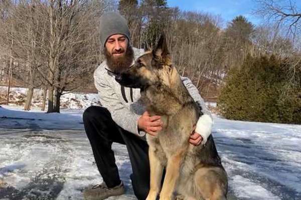 Tinsley sauve son maître victime d'un accident de la route.